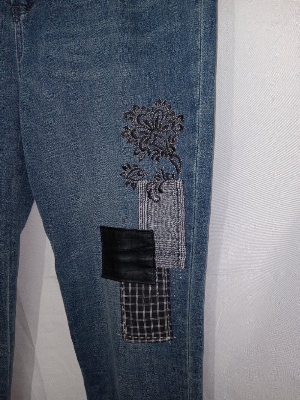 Chico's So Slimming Girlfriend Slim Leg Ankle Jeans Embroidered Patchwork Sz 10 - Picture 3 of 13